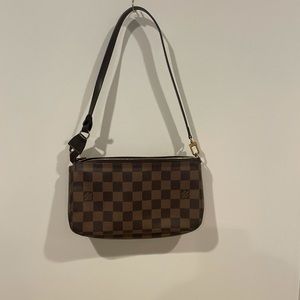 Louis over the shoulder hand bag 🌟